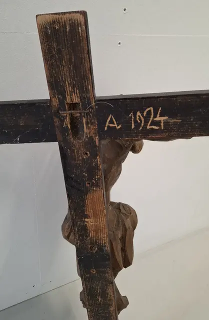 Der Querbalken des Modells mit Jakob Adlharts Signatur (meist JA, hier AJ !) und der Jahreszahl 1924. | Foto: Michael Neureiter