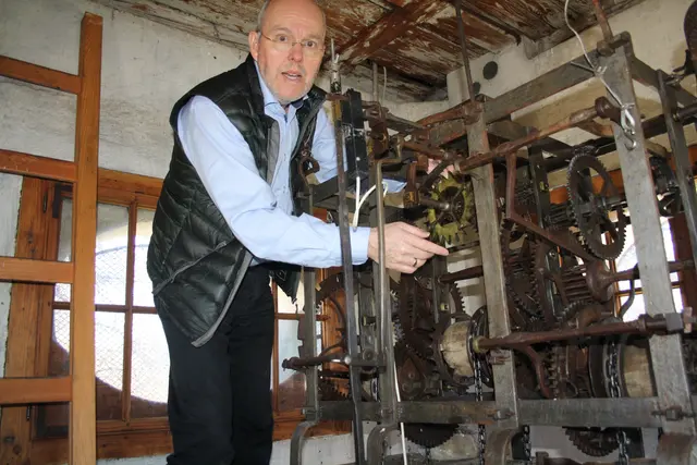 Die Sommerzeitumstellung durch Michael Neureiter am Turmuhrwerk im Turmhaus von Schloss Kleßheim. Die Uhr ist seit 294 Jahren mit Unterbrechungen in Betrieb. | Foto: horologium, Michael Neureiter
