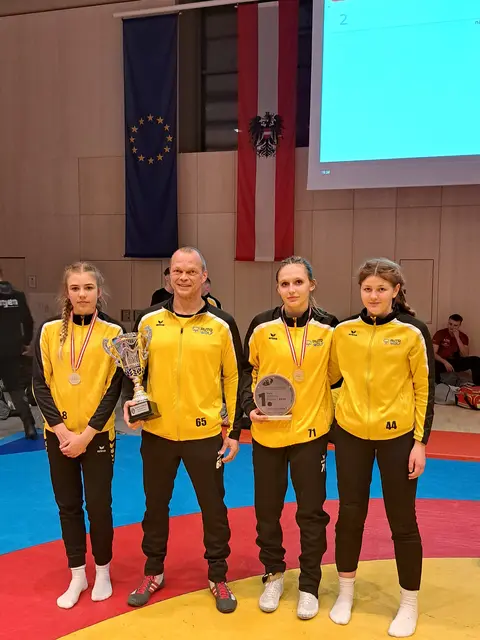 Im Bild (v.l.): Maria Salentinig, Trainer Herbert Wallinger, Österreichische Meisterin Anna Siller, Elisabeth Wallmann. | Foto: Michaela Pichler