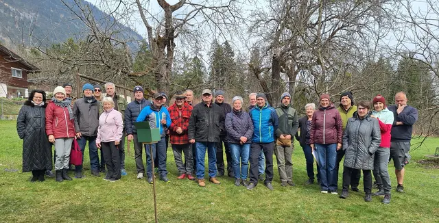 Der Obst- und Gartenbauverein Münster lud kürzlich unter Leitung der Baumwärter Josef Winner, Toni Niedrist und Ludwig Felderer zum Baumschnittkurs.  | Foto: Obst- u. Gartenbauverein Münster
