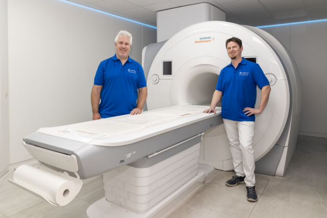 Die beiden Fachärzte für Radiologie Dr. Manuel Fisegger (l.) und Dr. Christian Obernhuber mit dem neuen MRT-Gerät in Braunau am Inn. | Foto: Die Fotografen