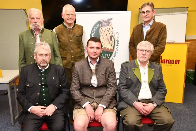 Vorstand im Aufsichtsjägerverband Murau, vorne v.l. vormaliger Obmann Willibald Körbler, neuer BO Stefan Tockner, BO Stv. Ulrich Haselmann, hinten von links Kassier Stv. Erich Pistrich, Kassier Arnold Hansmann, Schriftführer Ing. Gerald Uher | Foto: Anita Galler