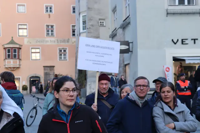 Rund 300 Menschen versammelten sich friedlich, um ein klares Zeichen gegen Rassismus und Fremdenfeindlichkeit zu setzen. | Foto: Kendlbacher
