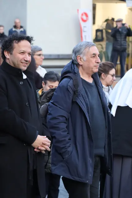 Der Innsbrucker Gemeinderat Mesut Onay (Alternative Liste Innsbruck) sowie Wilfried Hanser von der Initiative „Demokratie verteidigen Hall“ nahmen als Gastredner an der Kundgebung teil. | Foto: Kendlbacher
