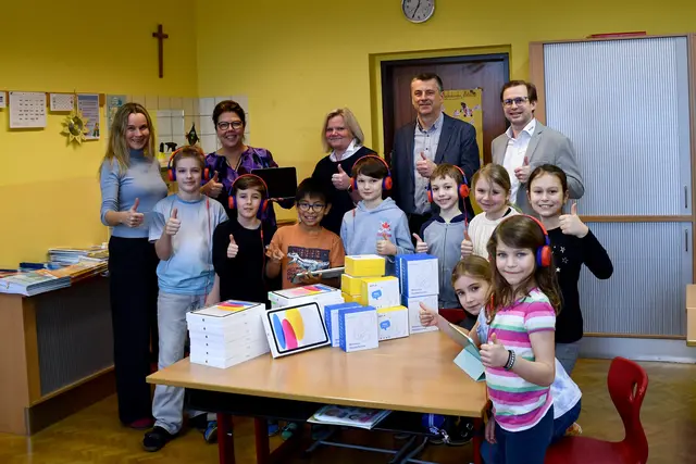 Die Bürgermeisterin überbrachte neue iPads für die Volksschulkinder. | Foto: Gemeinde Kremsmünster