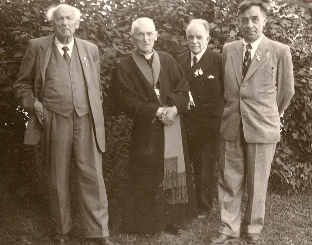 Im Bild (um 1940) v.l. Jakob Adlhart sen., Dechant Johann Schöndorfer (Bergheim), Landeskonservator Eduard Hütter und Jakob Adlhart jun. | Foto: AdlhartARCHIV