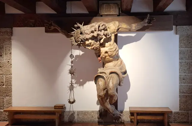 Der Kollegchristus in der Halle des Kollegs St. Benedikt, wo er zu Ostern 1926 ankam und seither – mit einer fünfjährigen Unterbrechung – zu Besinnung und Gebet einlädt. | Foto: Michael Neureiter