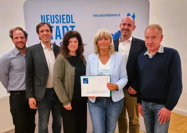Einstimmig beschlossen: Gemeinderäte Patrick Oberroither und Rainer Fussenegger, Vizebürgermeisterin Sabine Nyikos, Bürgermeisterin Elisabeth Böhm, Vizebürgermeister Stefan Wögerer und Gemeinderat Josef Brandlhofer präsentieren den Rechnungsabschluss 2025.  | Foto: Stadgemeinde Neusiedl am See