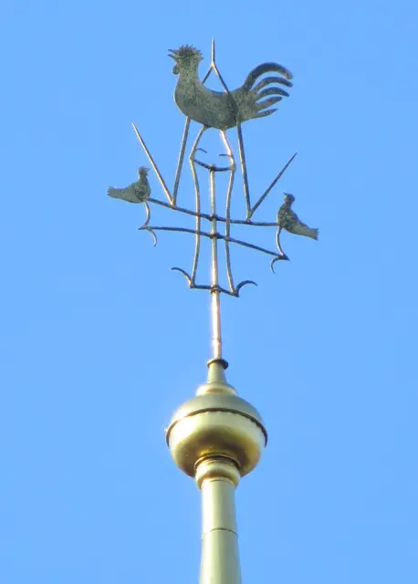 Eine Rarität ist das Bad Vigauner Turmkreuz: Es zeigt einen Hahn mit zwei Hennen, laut Experten eine einmalige Darstellung, das bestätigt sogar der Autor des Buchs „Kirchturmhähne – Wetterfahnen“. | Foto: horologium, Michael Neureiter