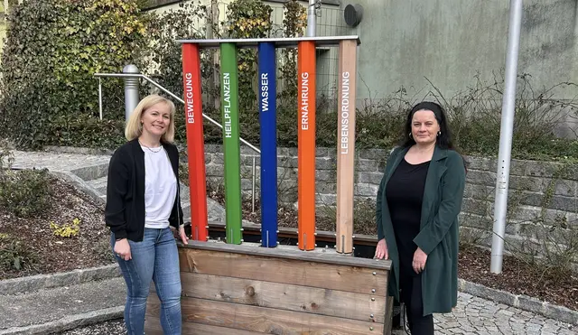 Anita Payreder, Arbeitskreis-Leiterin der Gesunden Gemeinde Bad Kreuzen, links, mit Ursula Buchberger, am Gemeindeamt zuständig für die Gesunde Gemeinde. Am Bild bei den 5 Kneipp-Säulen. | Foto: Georg Lehner