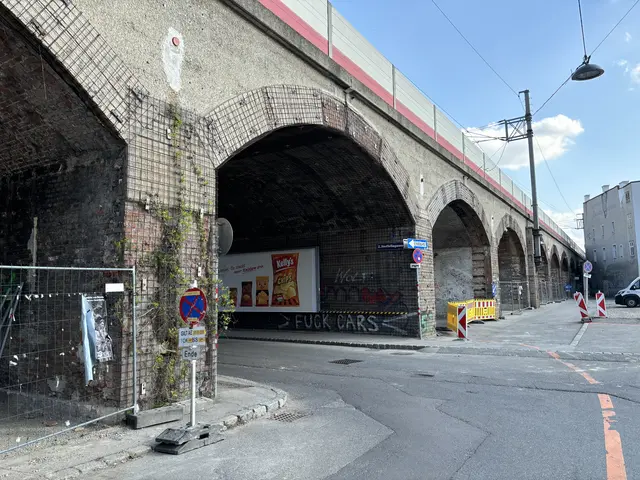Die Stammstrecken-Viadukte wurden bereits ausgeräumt und werden in weiterer Folge abgetragen. Das führt zu erheblichen Einschränkungen sowohl bei der S-Bahn als auch im Verkehr. | Foto: Luca Arztmann/MeinBezirk