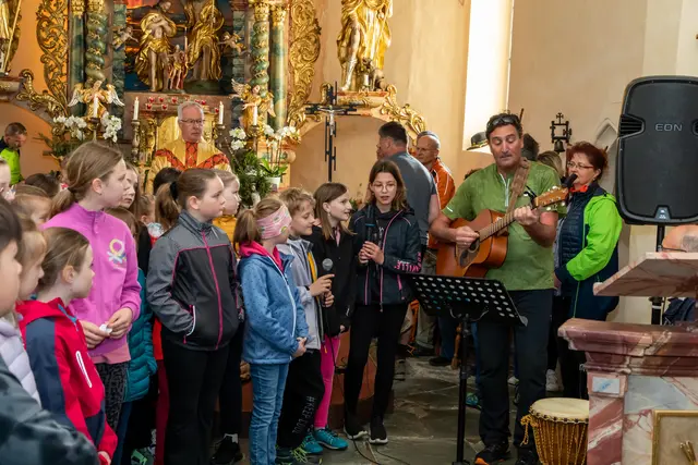 Schon seit vielen Jahren gestalten die Liebenfelser Volksschüler die Heilige Messe in Zweikirchen mit. | Foto: Privat