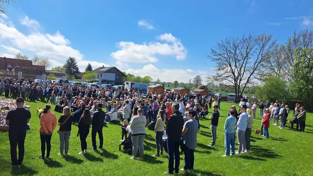 Die Osterspeisensegnung bei der Kapelle Dörfla gegenüber der Volksschule Gössendorf um 11:30 Uhr hat sich wegen dem Termin direkt vor dem Mittagessen und nicht zuletzt dank der guten Parkmöglichkeiten zu einem der beliebtesten Orte für die Fleischweihe in der Region entwickelt.