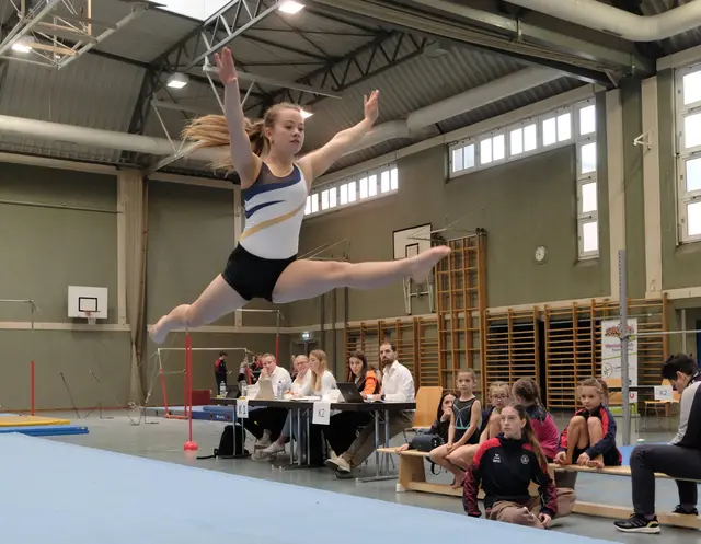 Ein souveränes Debüt in der Oberstufe zeigten Leonie Friedl und Yasmin Trabelsi (im Bild), welche in ihrer Altersklasse auf Anhieb den 3. und 4. Platz erturnten. | Foto: Klaus Doblmann