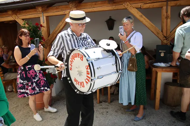 Bekannt auch als Schlagzeuger der Musikkapelle Anif und der Salty Dixie Ramblers.