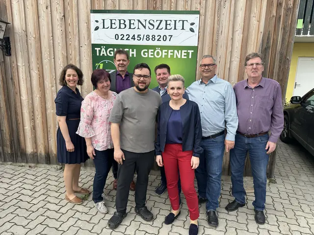 Frühstück in Großengersdorf: Carola Meier, Gabriele Müllebner, Hans Hager, der Wirt Grga Markovic, Biljana Friedrich , GR Walter Krautsieder und Johann Bleyer hinten mittig GR Roman Strahammer. | Foto: Volkshilfe