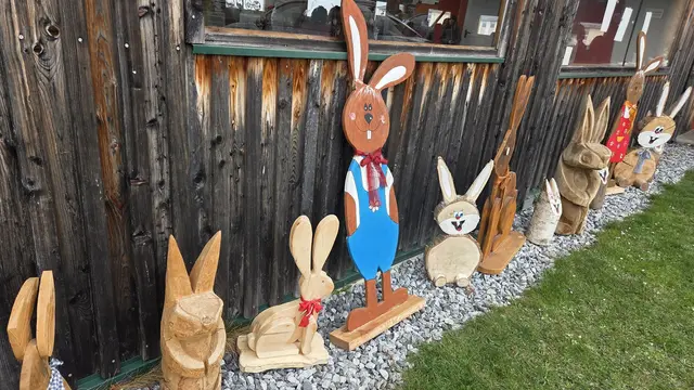 Bunte und selbstgemachte Osterhasen-Dekoration in Edelschrott | Foto: Holzmann