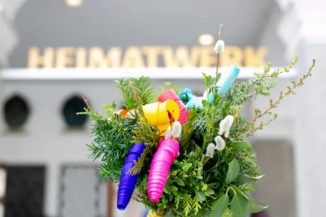 Beim Heimatwerk werden wieder Palmbuschen gebunden