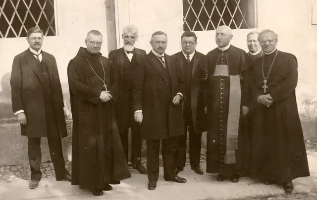 Festgäste bei der Eröffnung und Einweihung des Kollegs St. Benedikt am 1. Mai 1926: v.l. Peter Behrens (?), Benediktiner-Abtprimar Fidelis von Stotzingen, Bürgermeister Josef Preis, Bundeskanzler Rudolf Ramek, Landeshauptmann Franz Rehrl, Altbundeskanzler Ignaz Seipel, Abt Adalbert Fuchs (Göttweig) und Abt Petrus Klotz. | Foto: AdlhartARCHIV