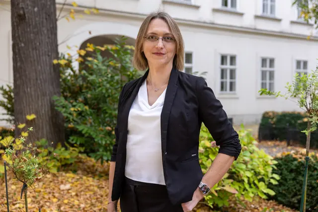 Die Hainburger NEOS-Gemeinderätin Martina Bednar zeigt sich erfreut, dass auch eine Schule in Hainburg vom Chancenbonus profitiert.  | Foto: NEOS