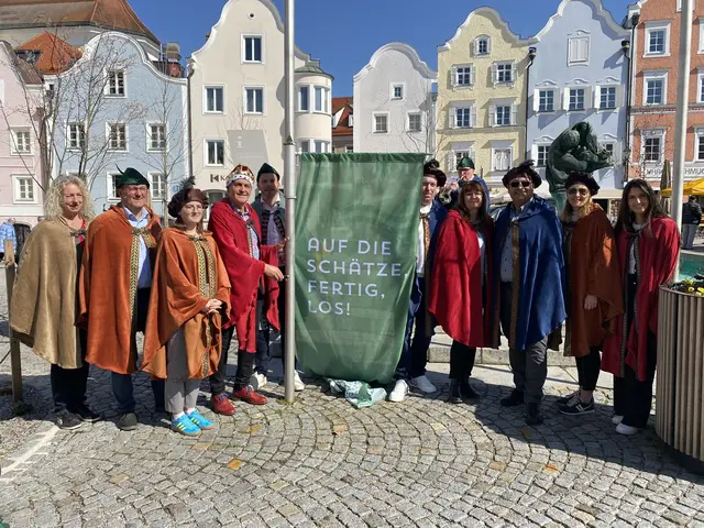 Feierliche Eröffnung des Schatzsucherwegs mit Fahnenhissung am Stadtplatz durch Bürgermeister Günter Streicher (4.v.links). | Foto: Stadtgemeinde Schärding
