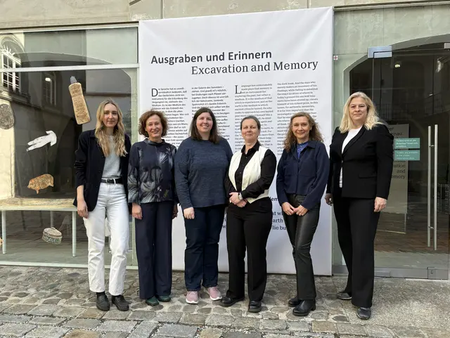 Präsentierten das Jahresprogramm sowie die Ausstellung "Lager Liebenau. Ausgraben und Erinnern": Graz Museum Direktorin Sibylle Dienesch (2. v. l.) sowie die Kuratorinnen Susanne Lamm und Anette Rainer (4. &amp; 5. v. l.) sowie Kulturstadträtin Claudia Unger (r.) gaben Einblicke. | Foto: Graz Museum