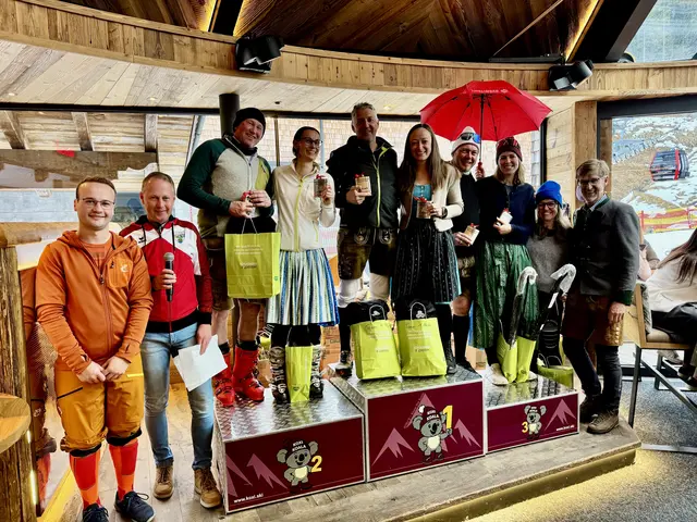 So sehen Siegerinnen und Sieger aus: Die Gewinnerteams beim "Lederhosen- und Dirndl-Rennen" am Galsterberg | Foto: Birgit Walcher