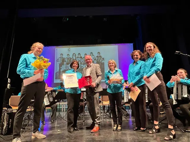 Ehrenbecher für Gabriele Springer. | Foto: Stadtgemeinde