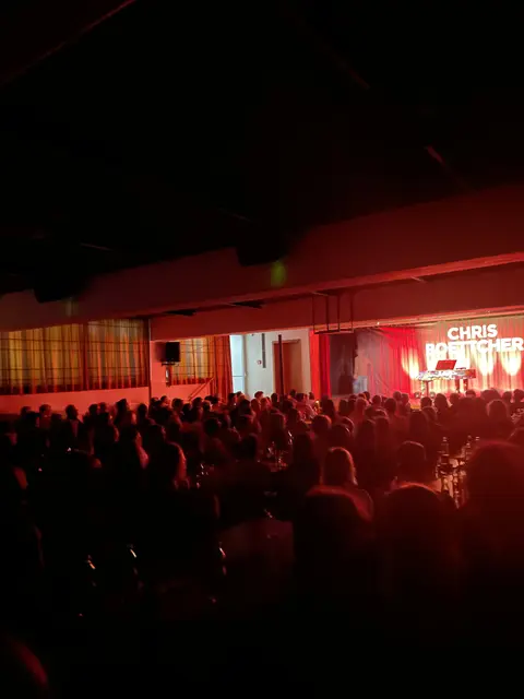 Der Kulturausschuss und die Gemeinde Niederndorf organisierten einen Kabarettabend mit dem bayrischen Comedian Chris Boettcher.  | Foto: Johanna Weber