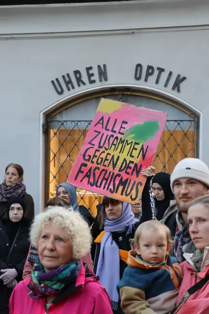 Ein klares Signal: Rund 300 Menschen demonstrierten am Dienstag in der Stadt Hall gegen Rassismus und Fremdenfeindlichkeit. | Foto: Kendlbacher