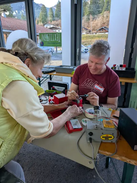 Gemeinsam reparieren statt Wegwerfen lautet das Motto beim Repair Cafe in Höfen. | Foto: Charly Winkler