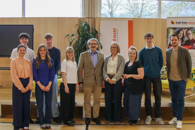 v.l.n.r. Prof. Sonja Derfler, Präventionskriminalbeamter Michael Eichinger, Psychotherapeutin Ingrid Mair-Mayer, Prof. Ulrike Wallace, prov. Leiter Otto Ahammer mit Moderator*innen des 3. Jahrgangs und der Schüler*innenvertretung | Foto: BHAK/BHAS Bad Ischl