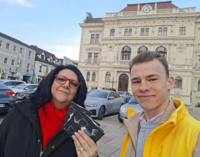 DIE ÖVP bei der Unterschrift-Aktion am Hauptplatz Tulln: Daniela Schodt und Mark Moser. | Foto: ÖVP BGS