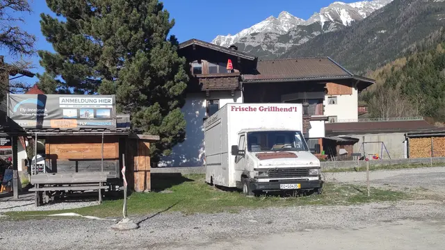 "Grillwagen" nahe dem Ortskern auf öffentlichem Parkplatz | Foto: TBW Est. Stubai