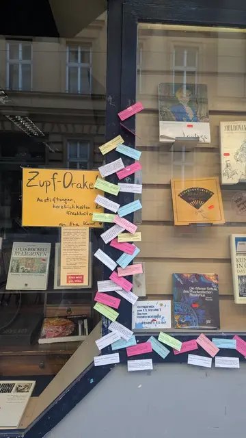 Mit dem Zupf-Orakel hat sich auch Eva Karel im Geschäft ein Zeichen gesetzt - auch deshalb wurde sie 2023 zur Wiener Heldin ernannt (siehe unten). | Foto: Z.V.g.