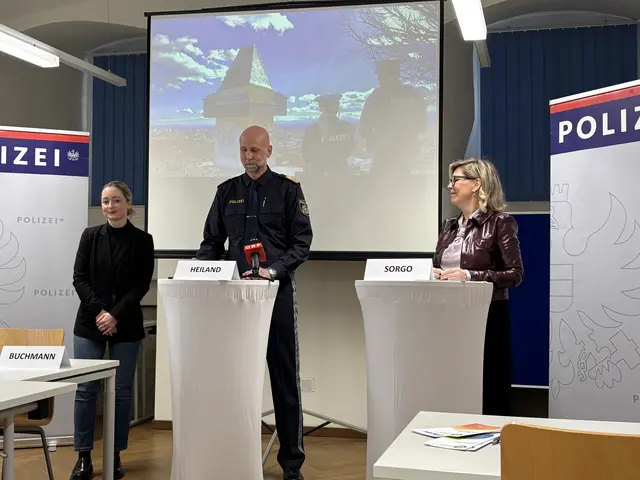 Hannah Buchmann (Kriminalpolizei), Stadtpolizeikommandant Thomas Heiland und Marina Sorgo (Gewaltschutzzentrum Steiermark) setzen verstärkt auf persönlichen Austausch. | Foto: MeinBezirk/Antonia Unterholzer