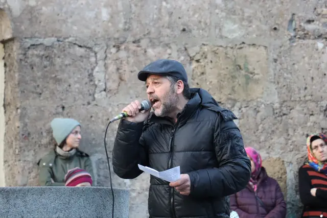 Orhan Gürcan, Vertreter der betroffenen Familie, zeigt sich überwältigt von der großen Solidarität der Menschen in Hall in Tirol. | Foto: Kendlbacher