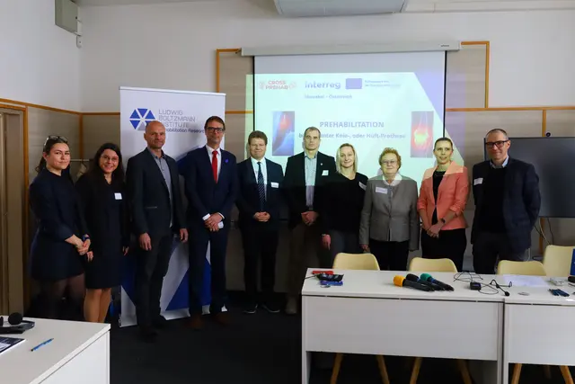 Ing.Dominika Lehotayová, Fakultät für Sozial- und Wirtschaftswissenschaften, Comenius�Universität Bratislava Mag. Monika Kyselová, MA BA, Initiative Healthacross, NÖ Landesgesundheitsagentur Prof. Mgr. Marián Vanderka, PhD., OLY., Fakultät für Sozial- und Wirtschaftswissenschaften,  Comenius-Universität Bratislava MUDr. Tomáš Szalay, PhD., Abteilung für Gesundheitswesen, Selbstverwaltungsregion Bratislava (BSK), Abgeordneter des slowakischen Nationalrates Mag. Jürgen Busch, LL.M., Ludwig Boltzmann Gesellschaft Ing. Stefan Löfler, Ludwig Boltzmann Institute for Rehabilitation Research Prof. JUDr. PhDr. Lucia Mokrá, PhD., Dekanin der Fakultät für Sozial- und Wirtschaftswissenschaften, Comenius-Universität Bratislava prof. MUDr. Viera Štvrtinová PhD., FESVM , Vizerektorin für Qualitätssicherung und - Entwicklung, Comenius-Universität Bratislava Ing. Veronika Miťková PhD., Fakultät für Sozial- und Wirtschaftswissenschaften, Comenius-Universität Bratislava doc. Ing. Tomáš Domonkos PhD., Fakultät für Sozial- und Wirtschaftswissenschaften, 
Comenius-Universität Bratislava | Foto: NÖ Landesgesundheitsagentur, Initiative Healthacross 