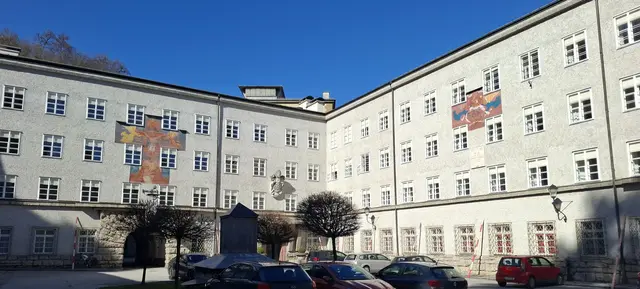 Das Kolleg heute: Im Bild die beiden 1926 fertiggestellten Trakte mit den von Anton Faistauer gestalteten Fresken (links der Gnadenstuhl, rechts das Gnadenbild von Maria Plain mit Sonnenuhr). Der dritte bergseitige Trakt wurde erst viel später ergänzt. | Foto: Michael Neureiter