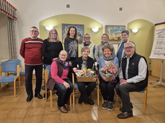 Christine Hochholzer, Fastenleiterin Heidi Galhuber, Heilfasten in Steinakirchen am Forst: Monika Lechner-Kronsteiner, KBW-Leiter Johannes Hochholzer (v.),  Franz und Gerda Mittergeber, Roswitha Blankenbichler, Karin Ostermayer, Gabi Ochsbauer und Brigitte Aigner (h.)
 | Foto: Pfarre Steinakirchen am Forst