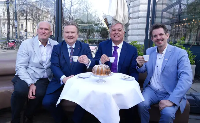 Am Dienstagvormittag hat im Café Landtmann die symbolische Eröffnung der Schanigärten stattgefunden. | Foto: Andreas Pölzl/MeinBezirk