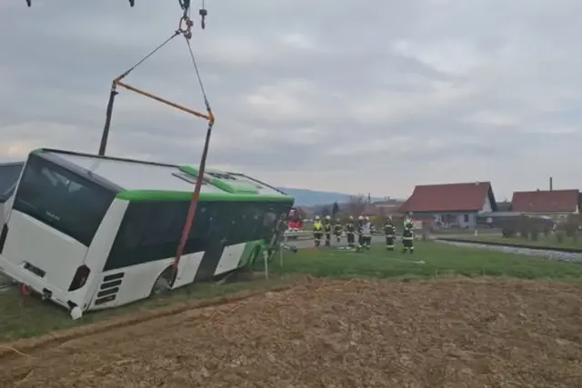 Die Feuerwehren und ein Abschleppdienst mussten den Bus aufwendig bergen. | Foto: FF Stallhof