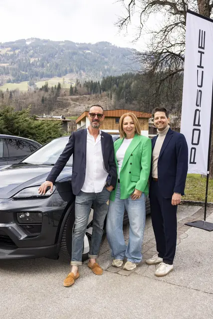 eter Paul Mölk und Sanela Mölk und Peter Ensfellner (Stardortleitung Porsche)