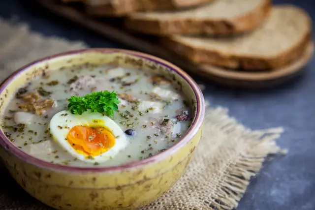  Die Ostersuppe – meist eine einfache Suppe aus Eiern, Milch und Gewürzen – war früher ein typisches Gericht nach der Fastenzeit und markierte vielerorts den Beginn der Osterfeiertage. | Foto: kamilka_021/Panthermedia
