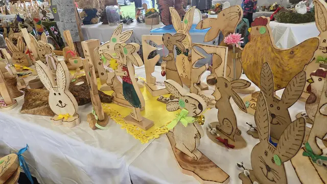 Verschiedenste Osterhasen aus Holz wurden angeboten. | Foto: Holzmann