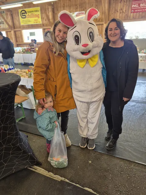 Der Osterhase verteilte süße Überraschungen an die Kinder. | Foto: Holzmann