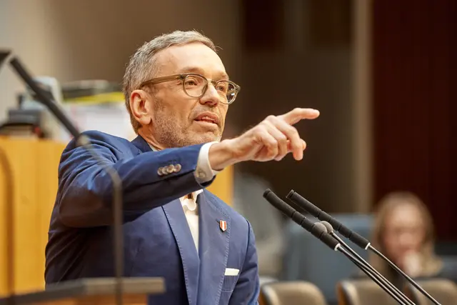 Neos und Grüne fragen sich, ob die FPÖ eine Rolle bei der Weitergabe von Informationen an Russland gespielt hat und wenn ja, welche. Hier zu sehen: Bundesparteichef Herbert Kickl. | Foto: Parlamentsdirektion/Thomas Topf
