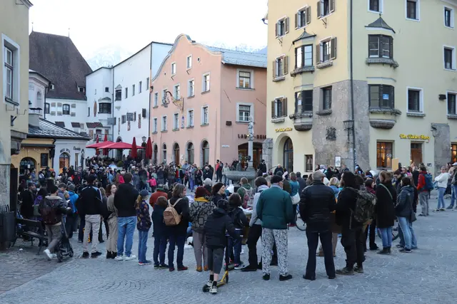 Teilnehmerinnen und Teilnehmer der Kundgebung „Stopp Rassismus“ auf dem Oberen Stadtplatz in Hall in Tirol zeigen Solidarität mit der betroffenen Familie. | Foto: Kendlbacher