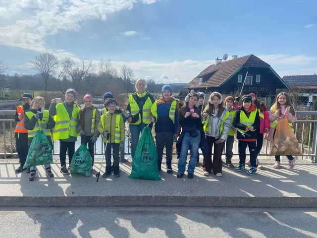 Gemeinde Ort von rund 80 Kilogramm Müll befreit