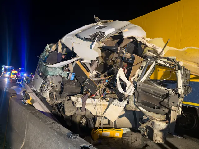 A1 Westautobahn nach Lkw-Unfall 9 Stunden gesperrt, Tank riss ab